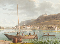Blick von Südwesten auf den Rhein und auf Stein am Rhein. Im Vordergrund sind Bootsmänner auf einem Boot beschäftigt
